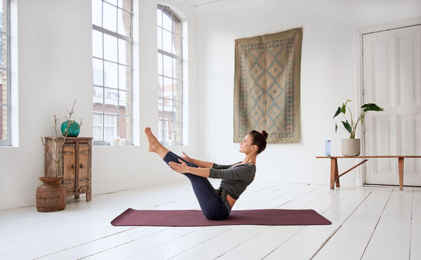 4 posturas de yoga para manter o condicionamento físico no verão - Portal  EdiCase