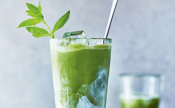Energy-boosting iced matcha latte: the ultimate summer drink