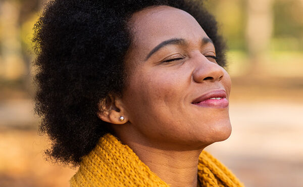 Meditera dig till ett glädjefyllt sinnestillstånd med denna snabbverkande 5-minutersövning