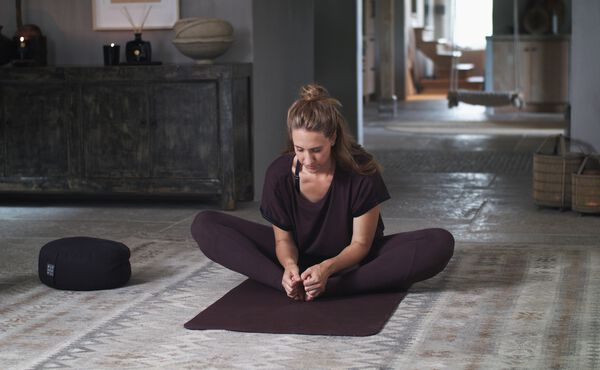 Varva ned och återfå din balans med den här yogaövningen