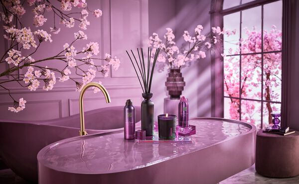 Dufter til hjemmet og kroppspleieprodukter fra The Ritual of Yozakura, vist i et lekkert lilla baderom inspirert av hanami.