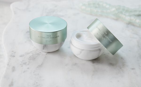 Quelle est la différence entre une crème de jour et une crème de nuit ? Notre experte Abigail James nous explique