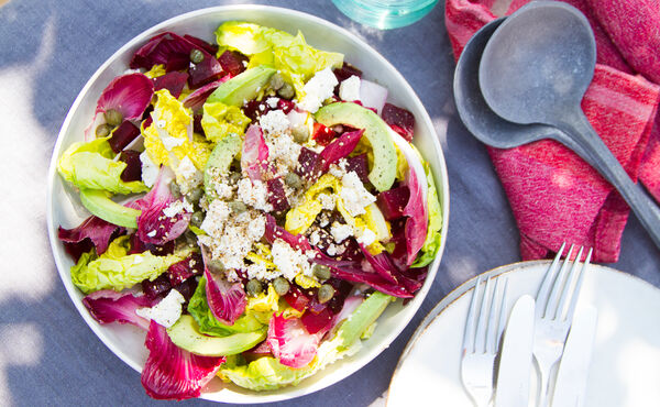 Rödbets-, röd endive- och grön örtsallad