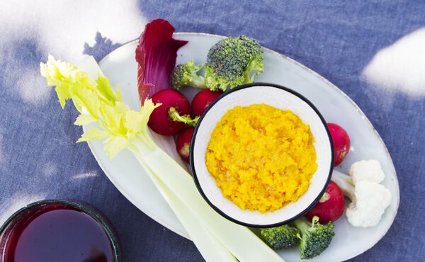 Healthy snack: Indian carrot dip with vegetables