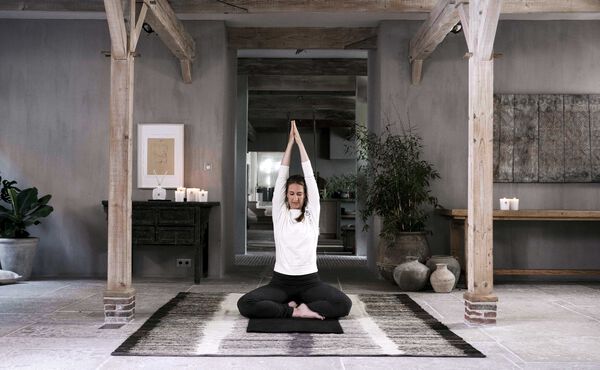 Démarrez votre journée du bon pied avec ces postures de yoga énergisantes 