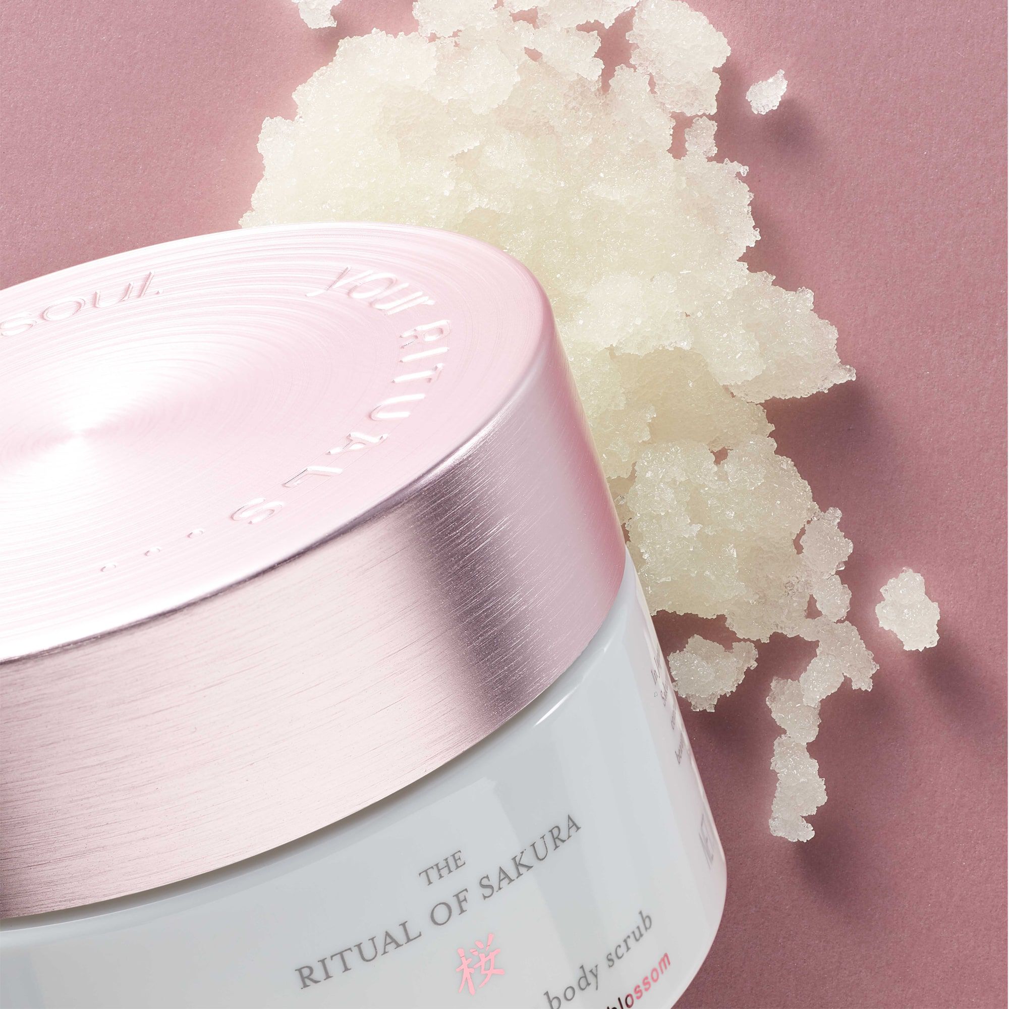 The Ritual of Sakura Body Scrub haz tu pedido online en RITUALS